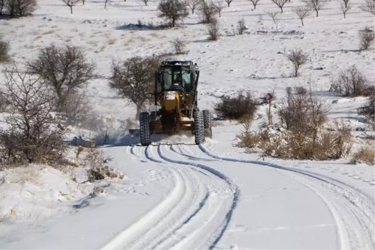 Elazığ'da 531 köy yolu kardan kapandı