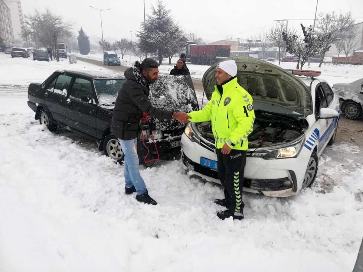 Elazığ\'da yolda kalan sürücülerin imdadına polis ekipleri koştu