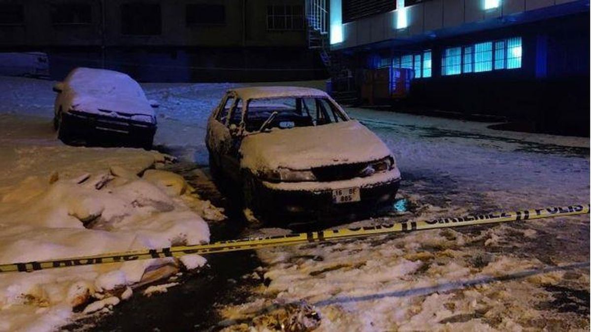 Gaziosmanpaşa\'da yıllardır park halinde olan otomobil yandı, içinden erkek cesedi çıktı