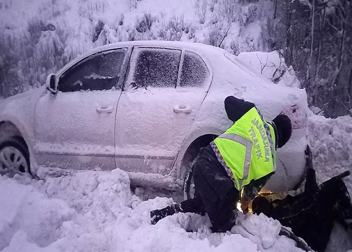 Geçirdikleri kazada donmak üzere olan aileyi jandarma ekipleri ısıttı