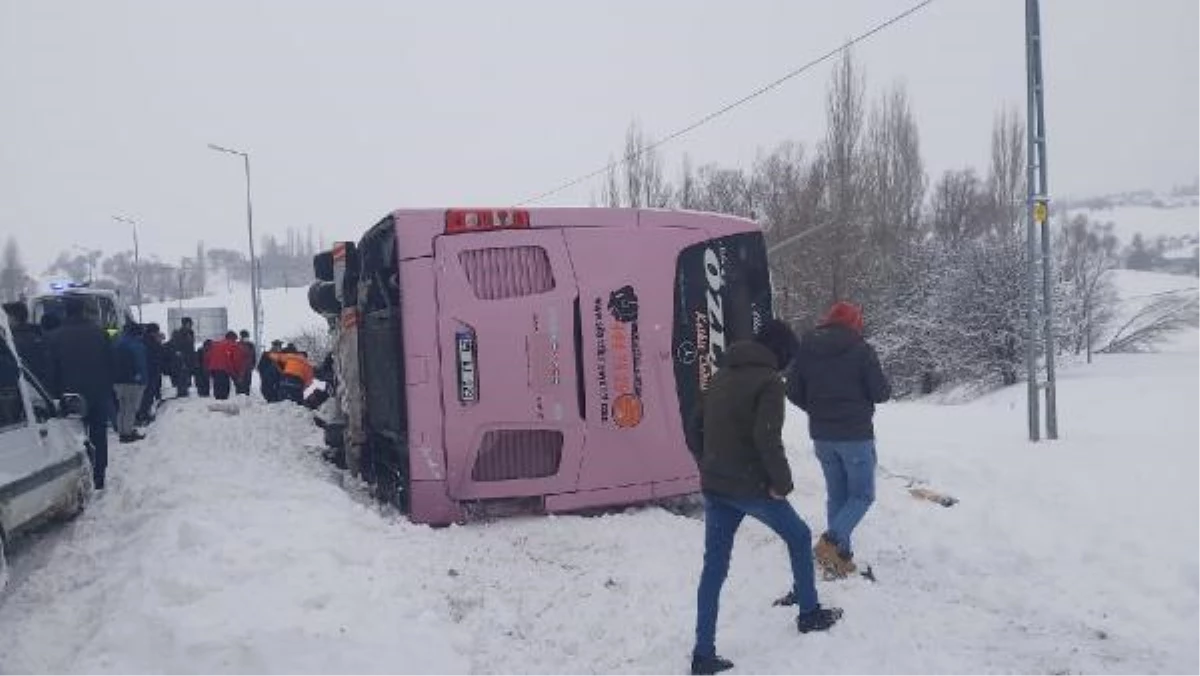 GİRESUN\'DA YOLCU OTOBÜSÜ DEVRİLDİ: 9 YARALI