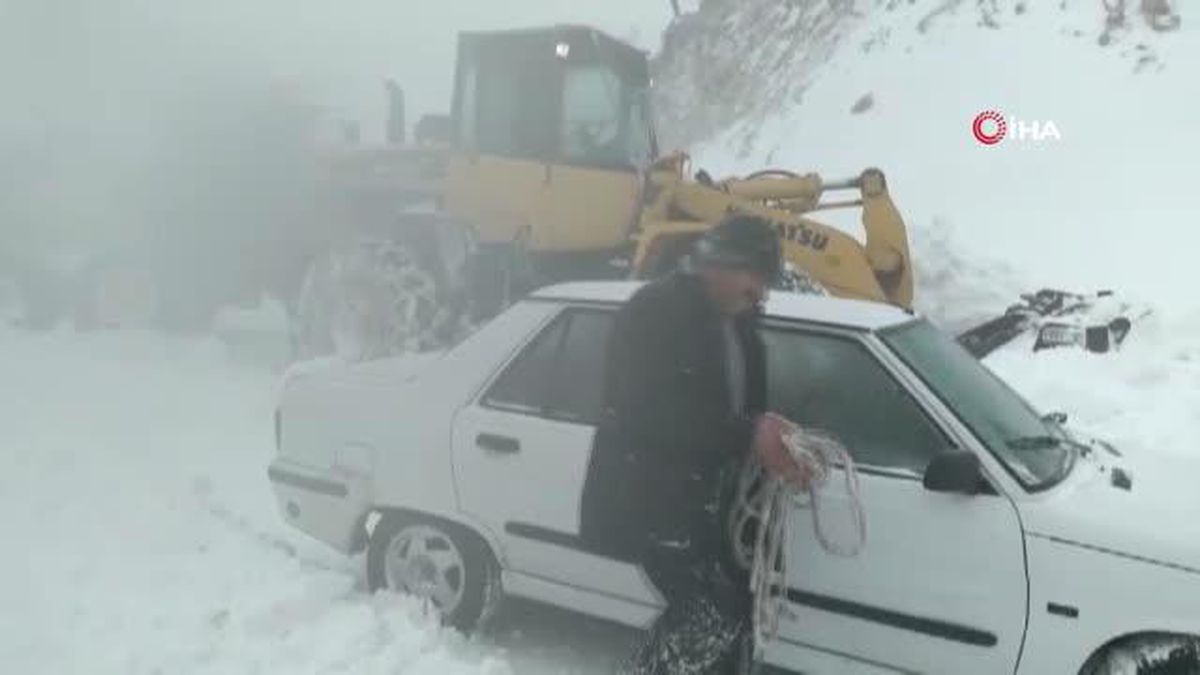 Hastaya 8 saatte ulaşıldı... Otomobil kaymasın diye halatla kepçeye bağlı ilerledi