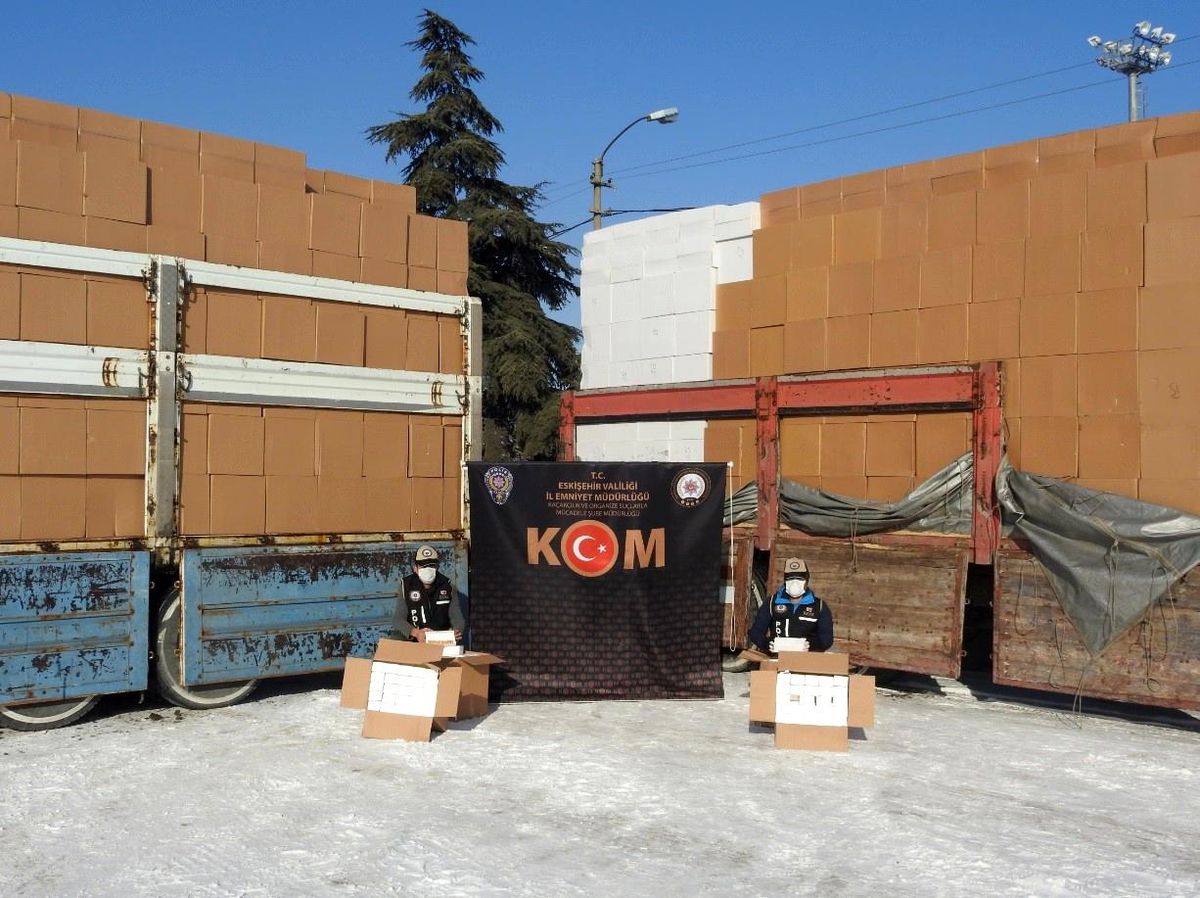 İki kamyonda 15 milyon adet makaron ele geçirildi, 2 kişi gözaltına alındı