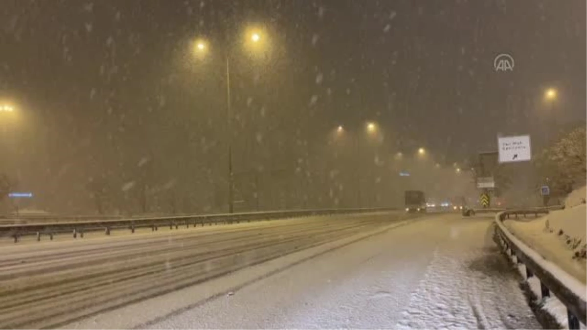 İstanbul\'da devam eden kar yağışı trafikte aksamalara yol açıyor