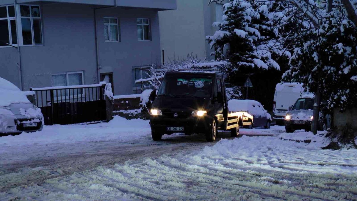 İstanbul\'da etkili olan kar yağışı sürücü ve yayalara zor anlar yaşattı
