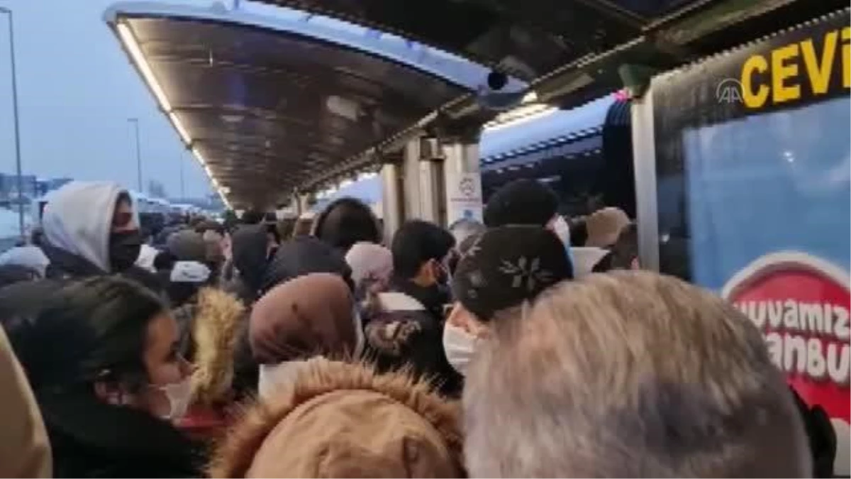 İstanbul\'da kar etkili oluyor - Cevizlibağ metrobüs durağında yoğunluk