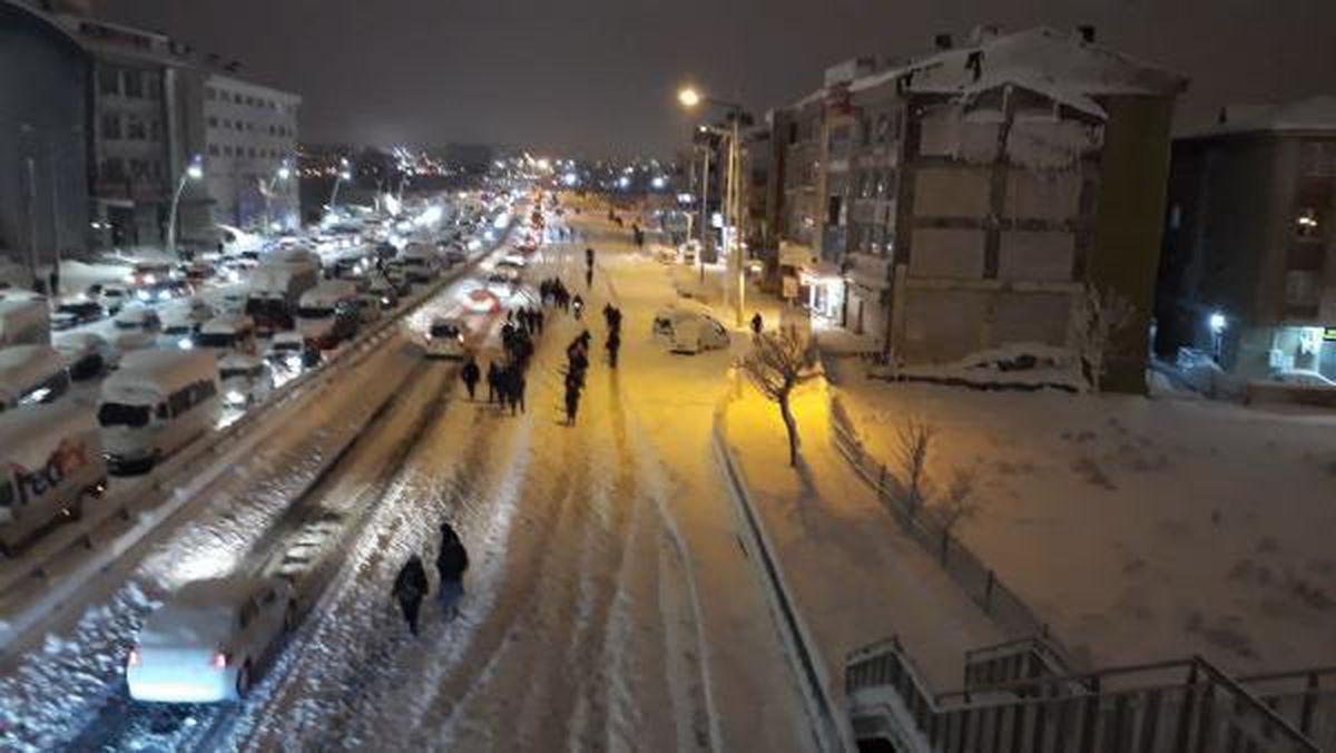 İstanbul\'da kar nedeniyle yollar kapanınca yürüdüler