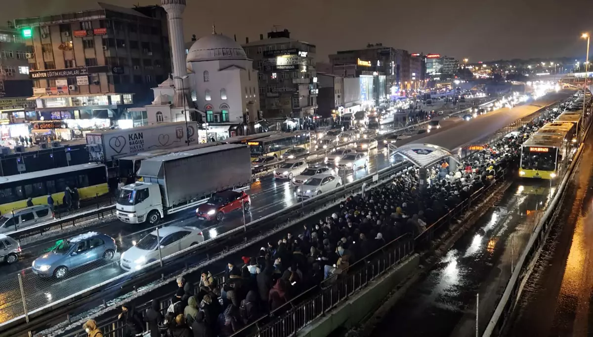 Kar etkili oluyor - Haramidere Sanayi metrobüs durağı