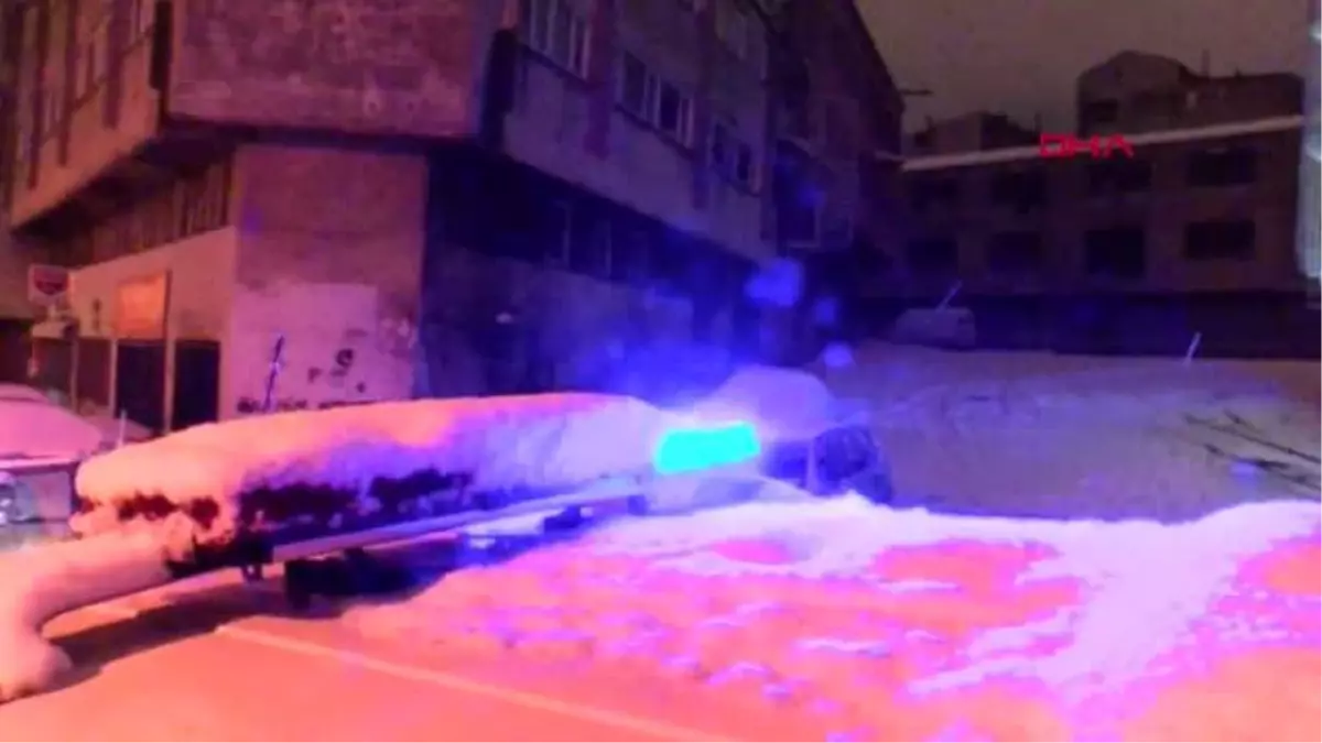 Gaziosmanpaşa'da park halinde yanan otomobilde erkek cesedi bulundu