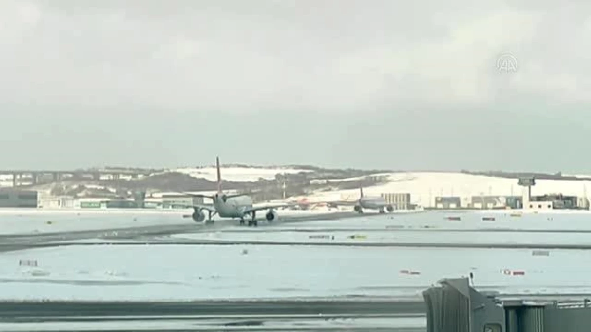 İstanbul Havalimanı\'nda karla mücadele çalışmaları sürüyor