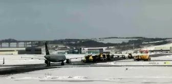 İstanbul Havalimanı'nda karla mücadele kesintisiz sürüyor