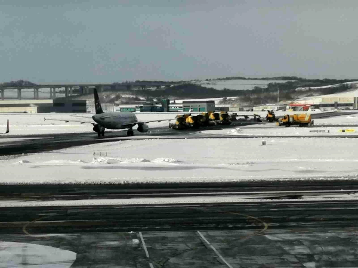 İstanbul Havalimanı\'nda karla mücadele kesintisiz sürüyor