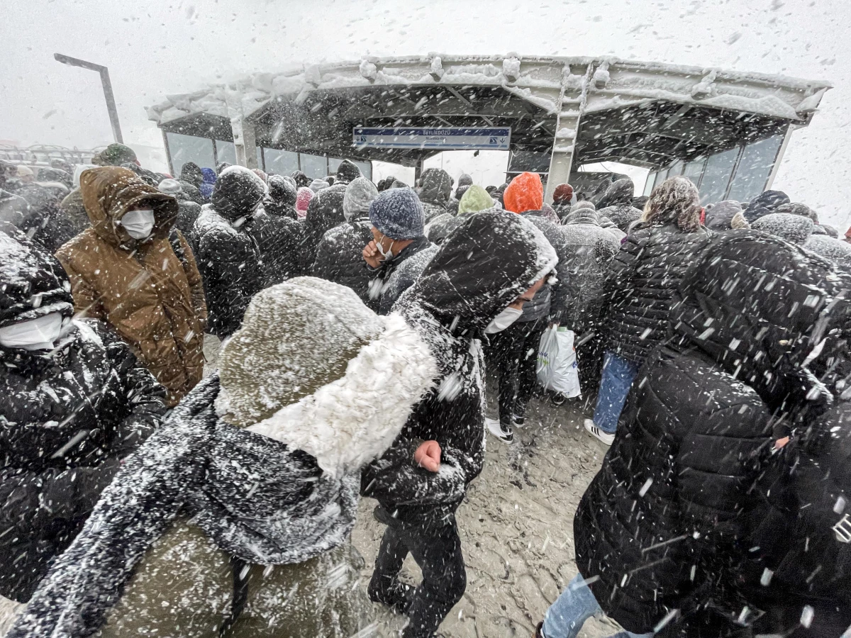 İstanbul\'u kar fırtınası vurdu! Trafik kilitlendi, vatandaşlar perişan oldu
