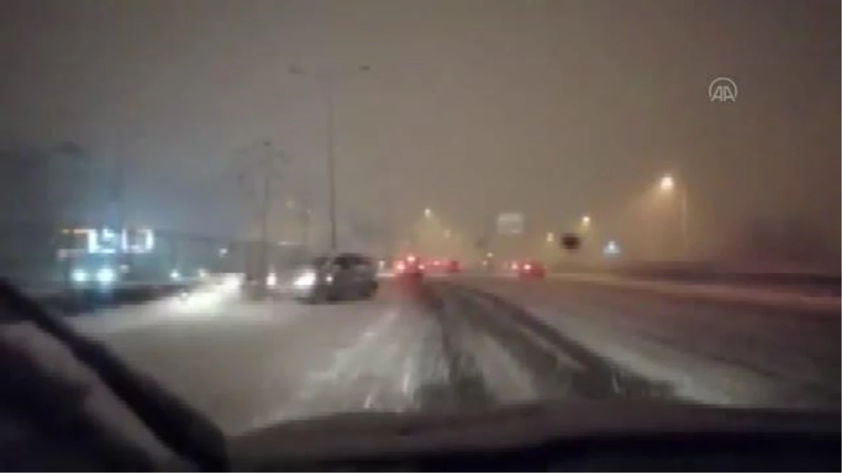 Kadıköy\'de kar yağışı nedeniyle kayan otomobil ters döndü