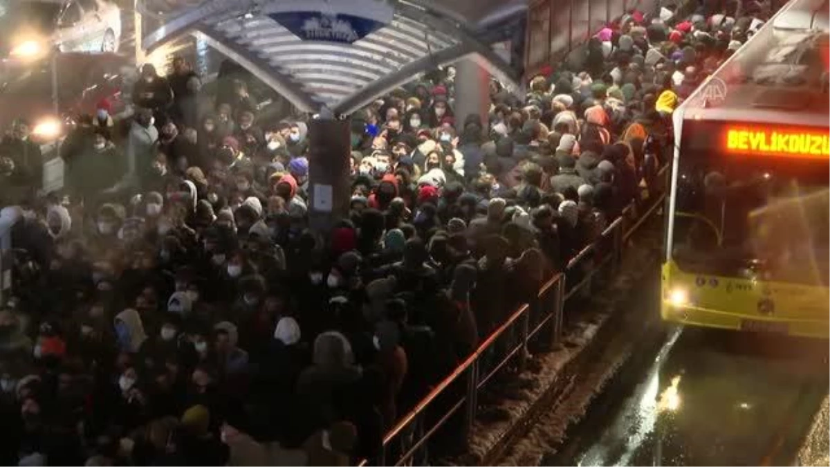 Kar etkili oluyor - Şirinevler metrobüs durağında yoğunluk oluştu