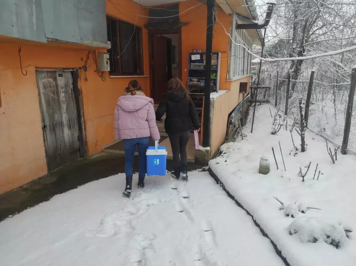 Kar nedeniyle hastaneye gidemeyen yaşlı kadının yardımına ekipler yetişti