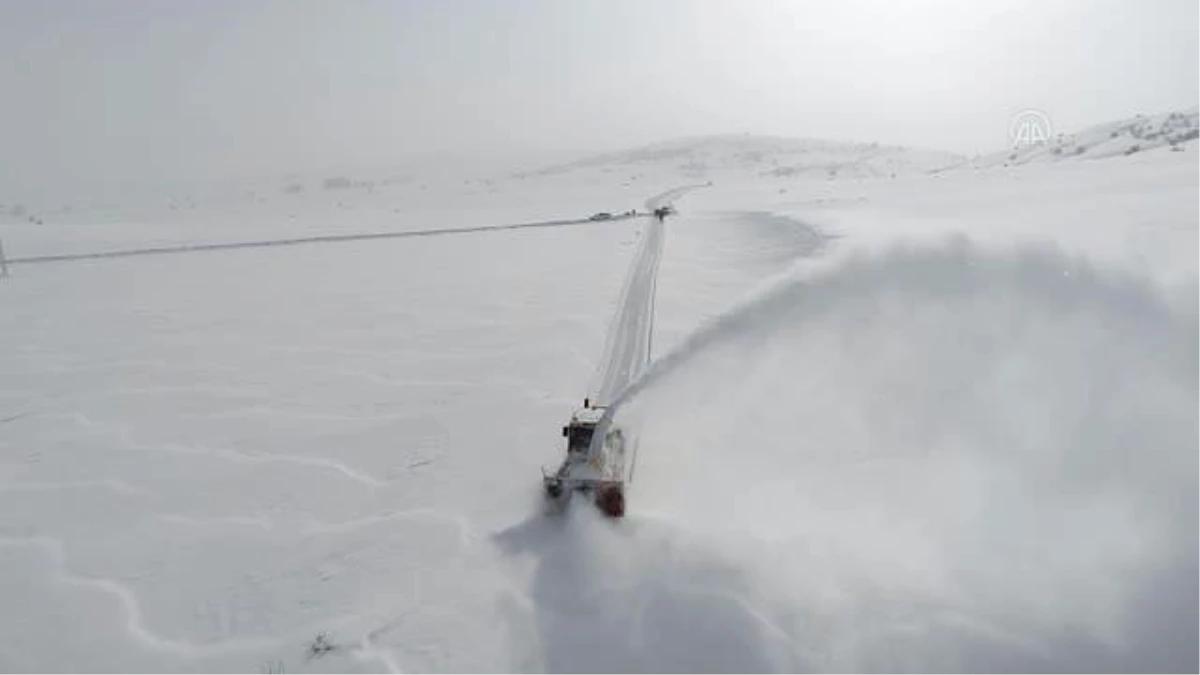 Kar nedeniyle kapanan köy yolları ulaşıma açılıyor