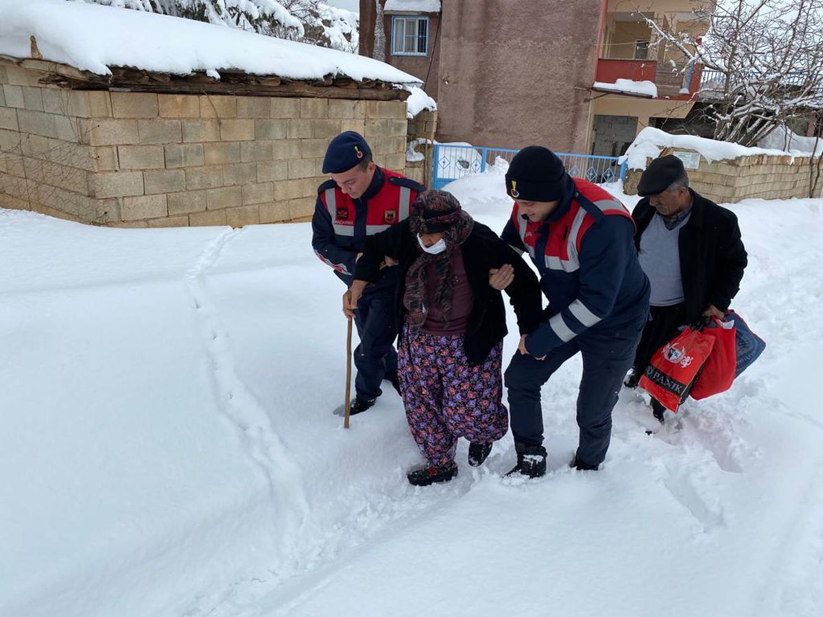 Son dakika haberi: Kar nedeniyle mahsur kalan hasta jandarma ekiplerince ambulansa ulaştırıldı