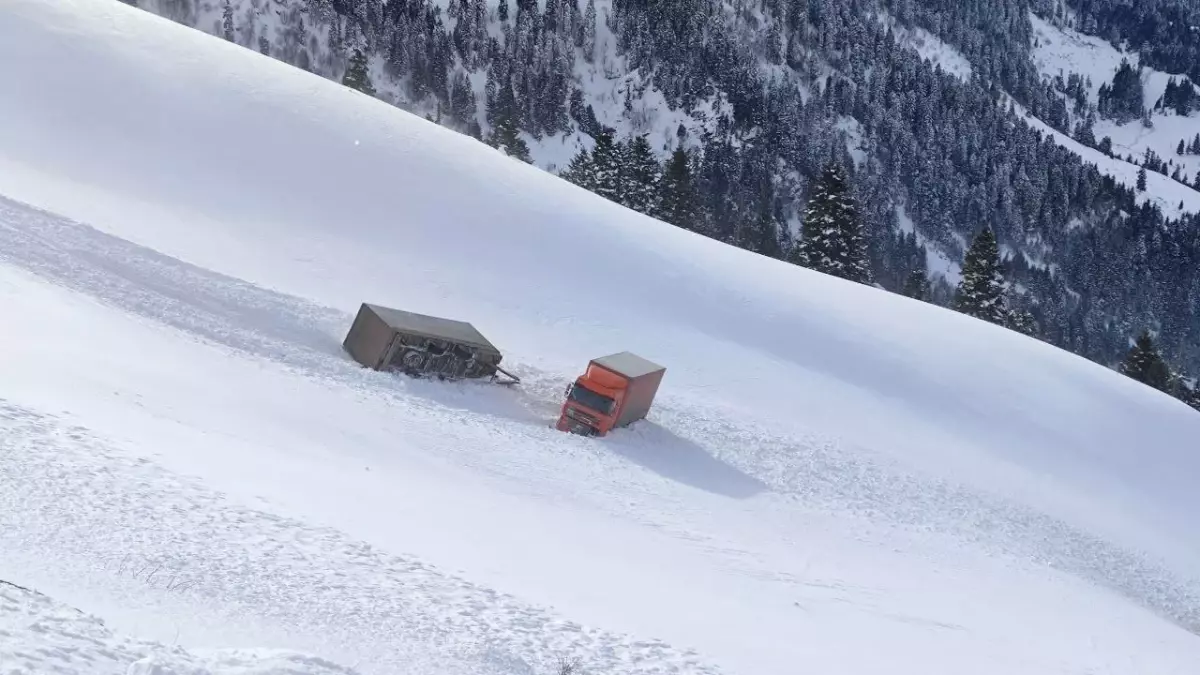 Kar ve tipi nedeniyle iki tır yoldan çıkarak uçuruma sürüklendi