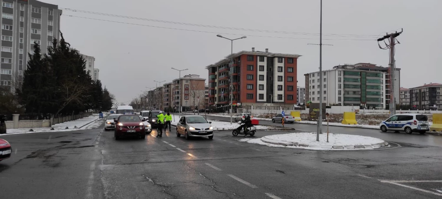 Kar yağışı nedeniyle sürücülerin Trakya\'dan İstanbul\'a gidişine izin verilmiyor (4)