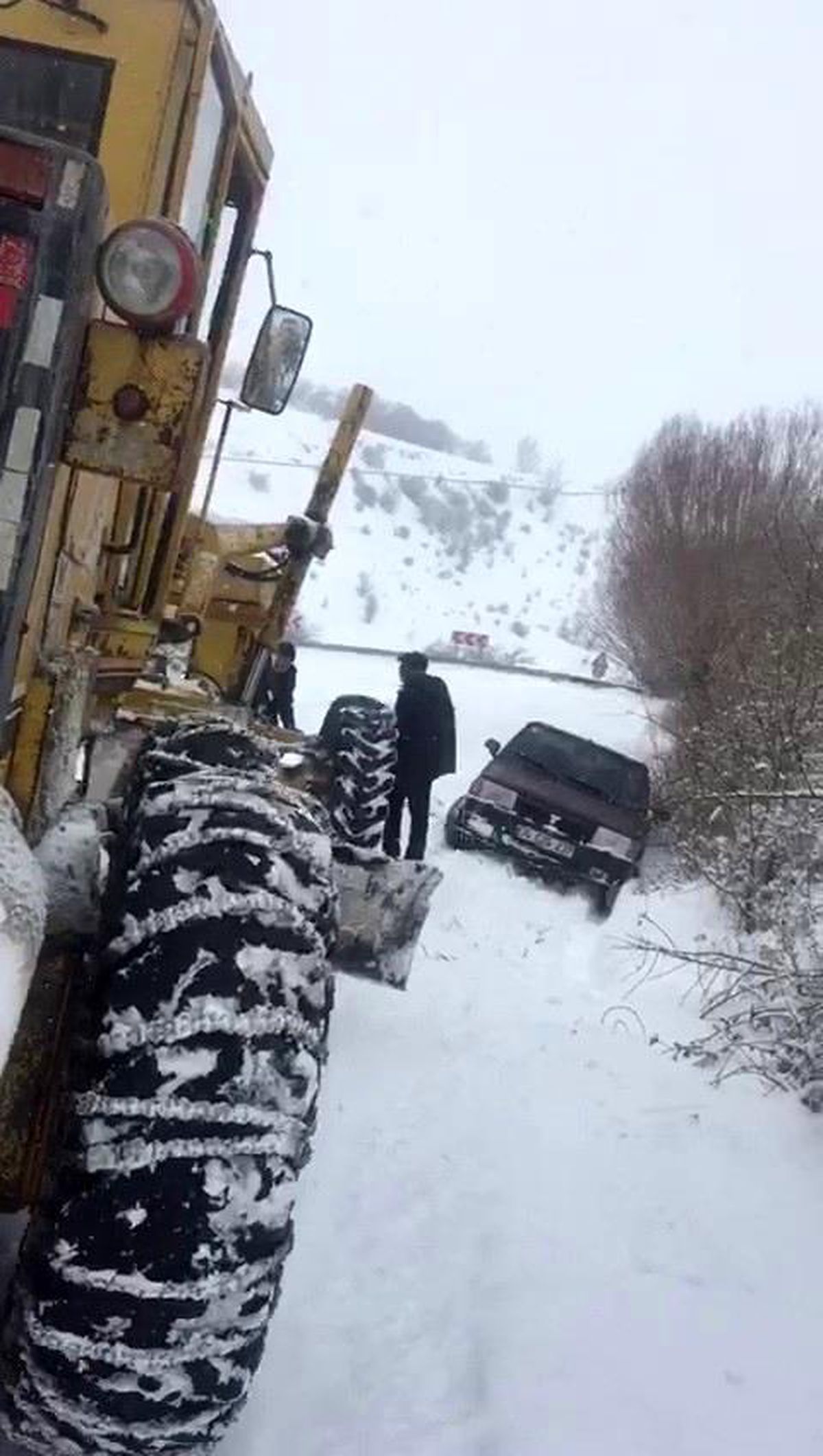 Kara saplanan aracı Özel İdare ekipleri kurtardı