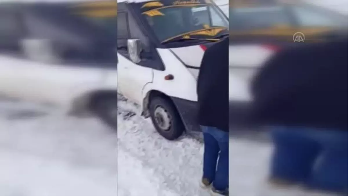Karda mahsur kalan içinde 8 kişinin bulunduğu minibüs kurtarıldı