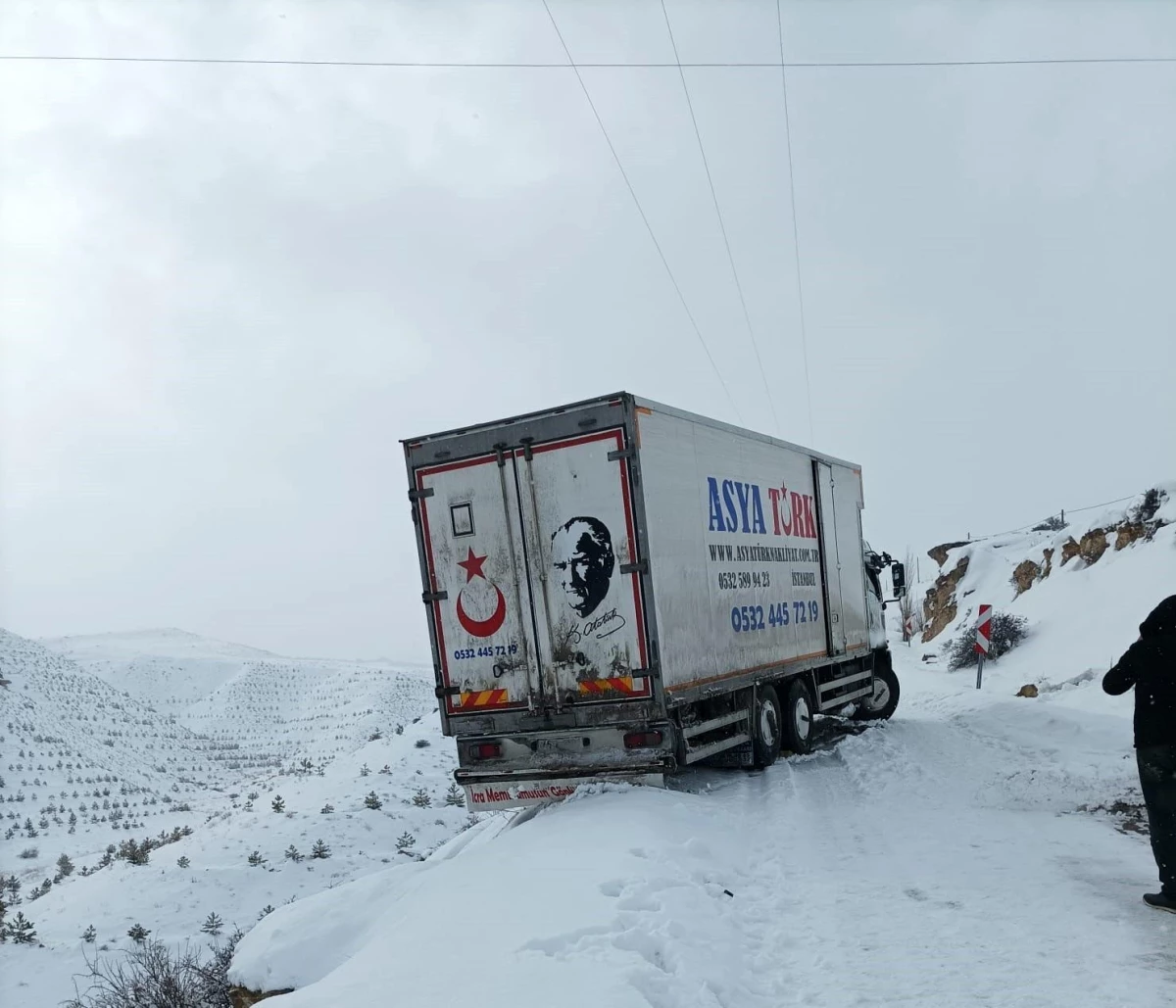 Kardan kayan nakliyat aracı yolu kapattı