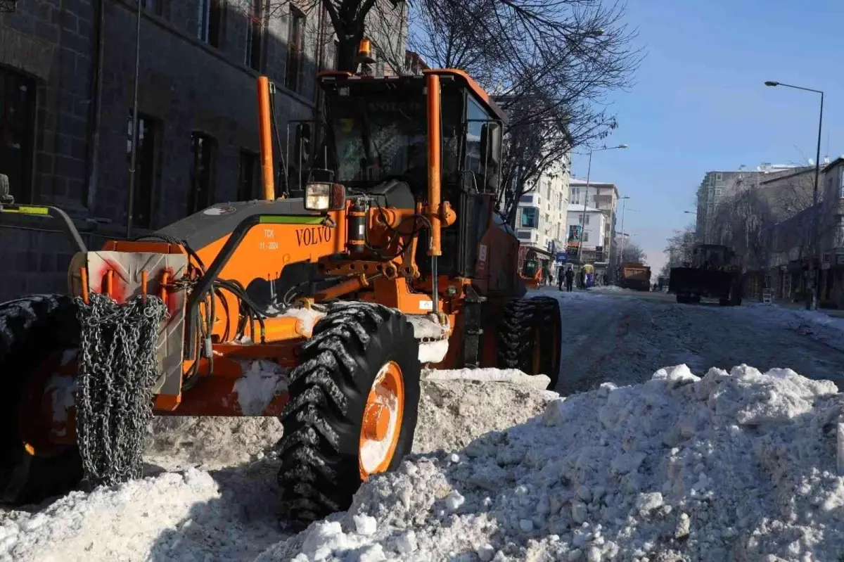 Kars\'ta karla mücadele sürüyor