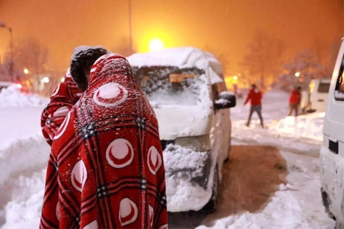 Kızılay'ın yolda kalanlara yardımı devam ediyor
