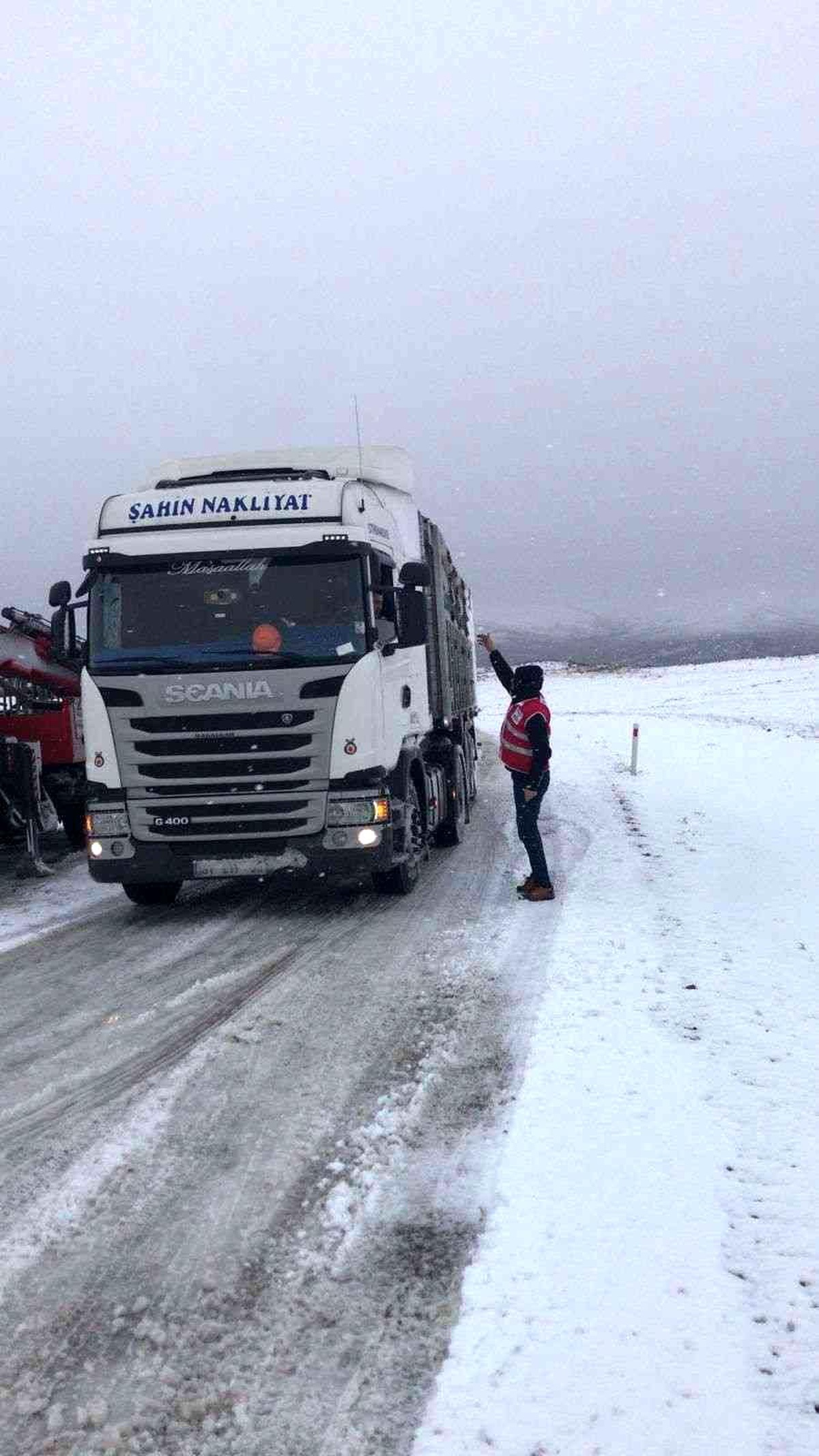 Kızılay yolda kalan vatandaşlara kumanya dağıttı