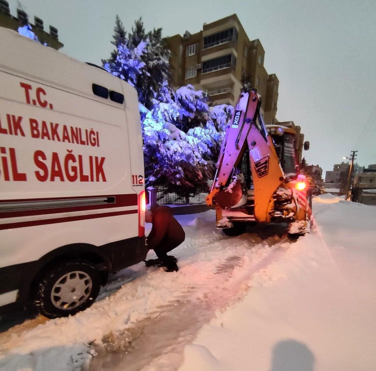 Mahsur kalan ambulans için seferber oldular