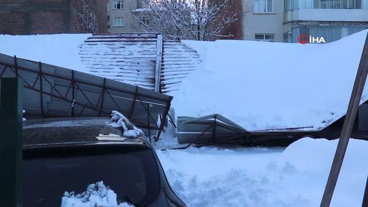 Malatya'da kar nedeniyle oto parkın çatısı araçların üzerine çöktü
