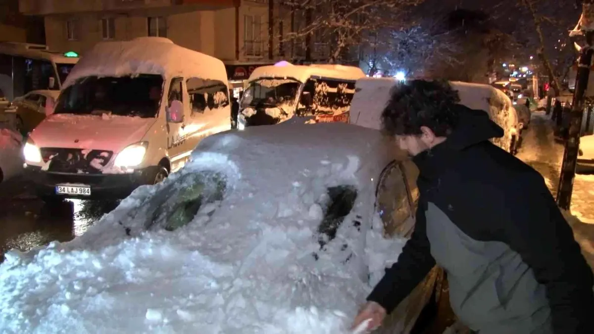 Maltepe\'de kar sonrası sürücüler yolda kaldı, trafik oluştu