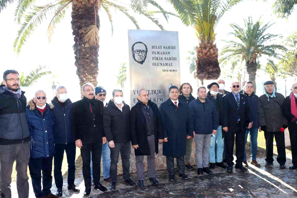 Mersinli gazeteciler Uğur Mumcu'yu andı