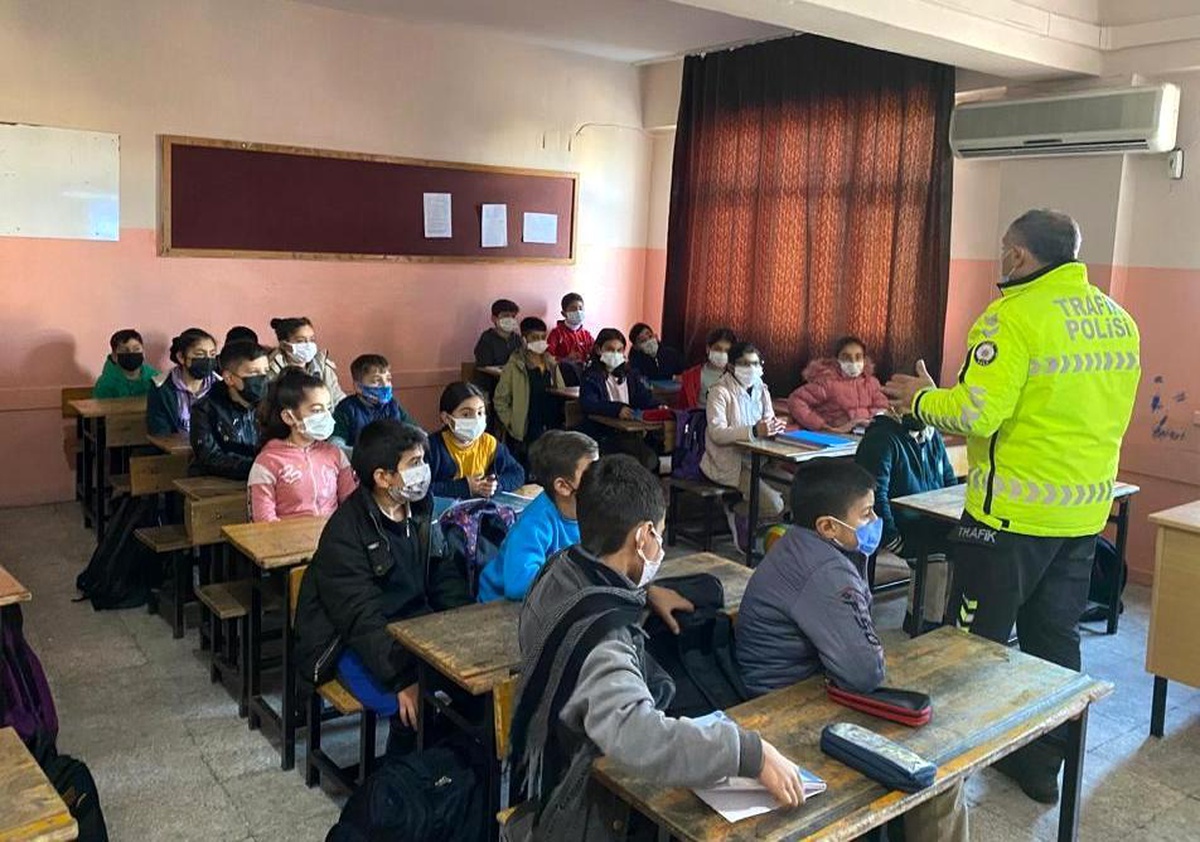 Öğretmen ve öğrencilere trafik eğitimi