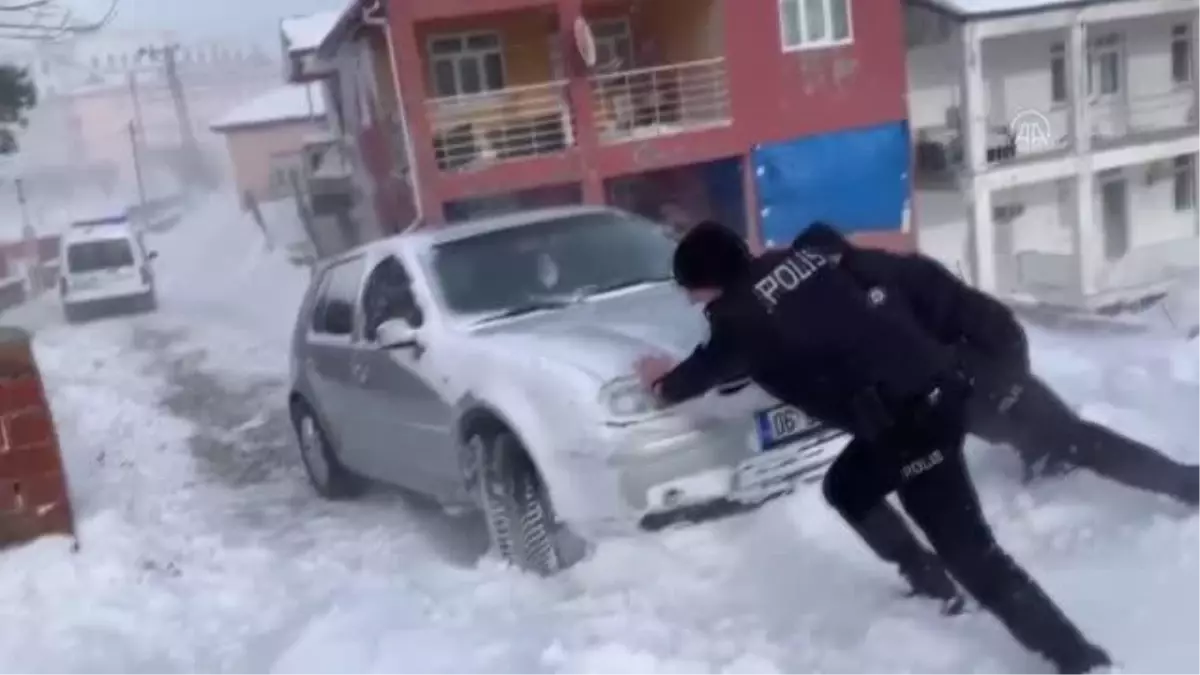 Son Dakika | Otomobili ile yolda kalan sürücüye polisten destek