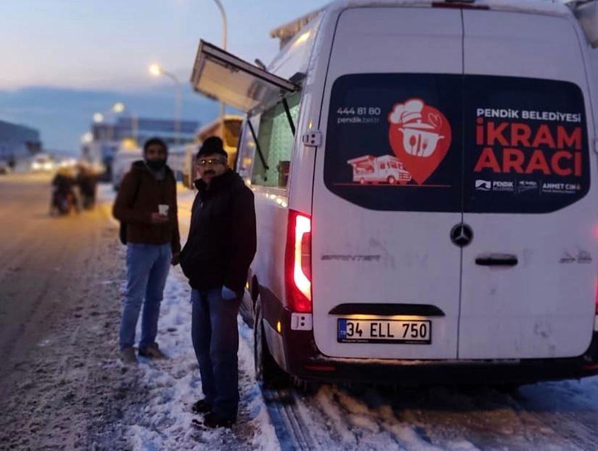 Pendik Belediyesi ekipleri İstanbul-Ankara TEM otoyolu trafiğinde mahsur kalan sürücülere çay ve çorba ikram etti