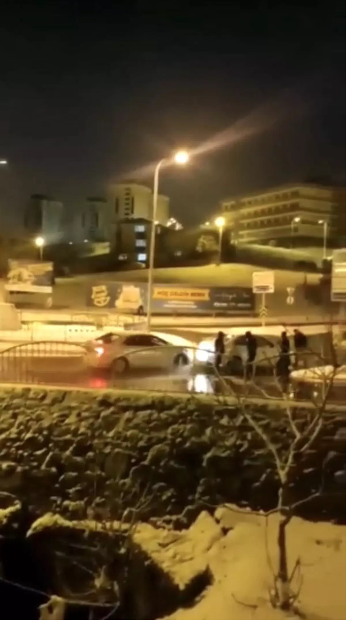 Son dakika: Pendik'de otomobil buz tutan yolda park halindeki araca çarptı: 4 kişinin ölümden döndüğü kaza kamerada