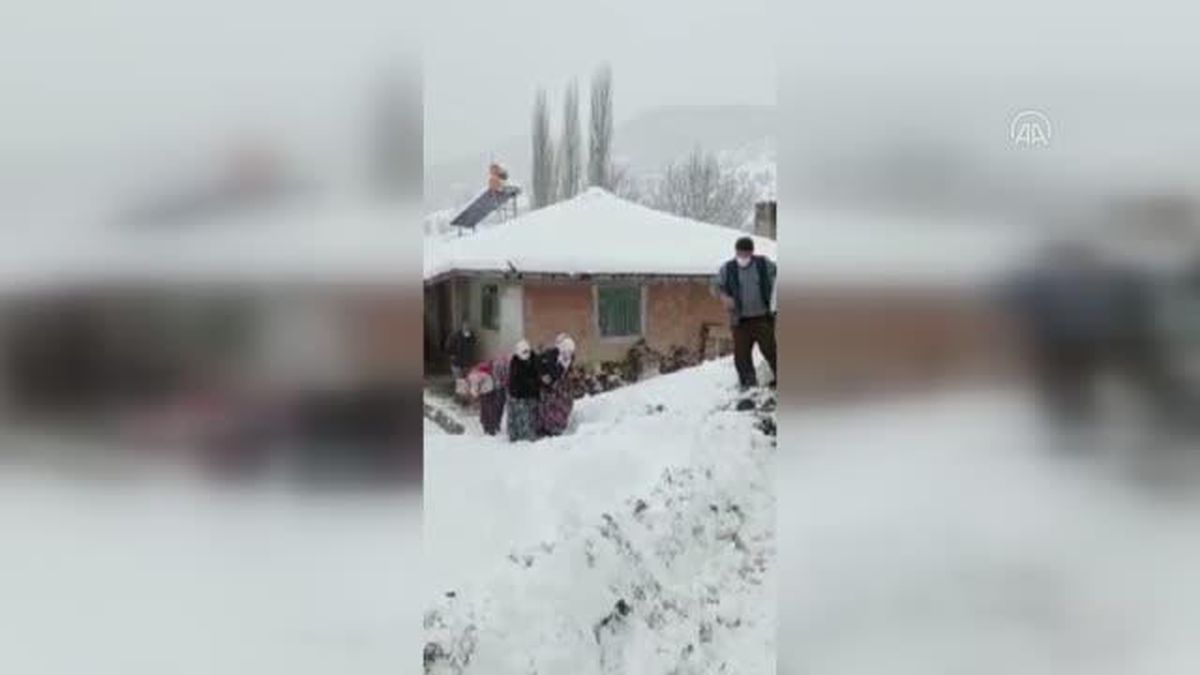 Sağlık ve özel idare ekipleri mahsur kalan hastalar için seferber oldu