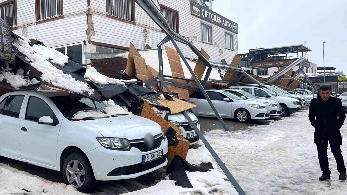 Şanlıurfa\'da çatının üzerine çöktüğü 23 otomobil zarar gördü