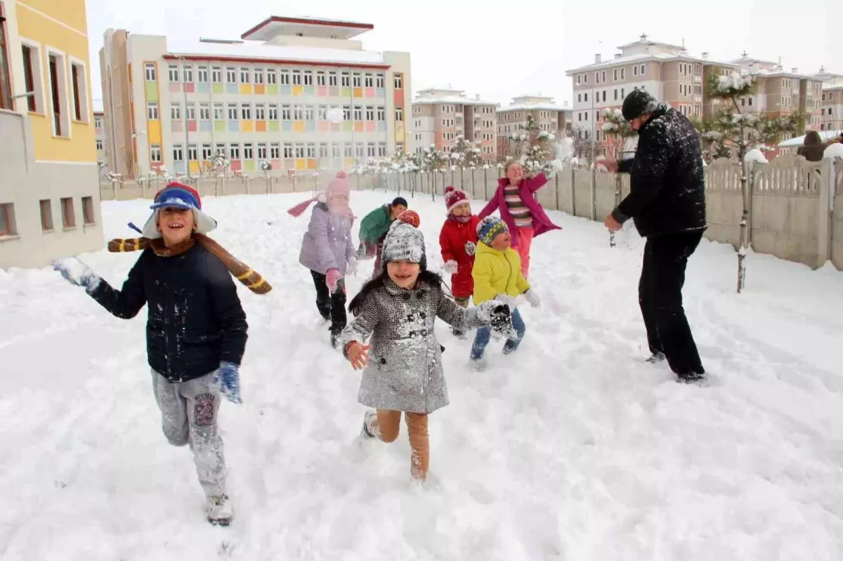 Sıkı sıkı giyinip eldivenlerini takarak parklara akın ettiler