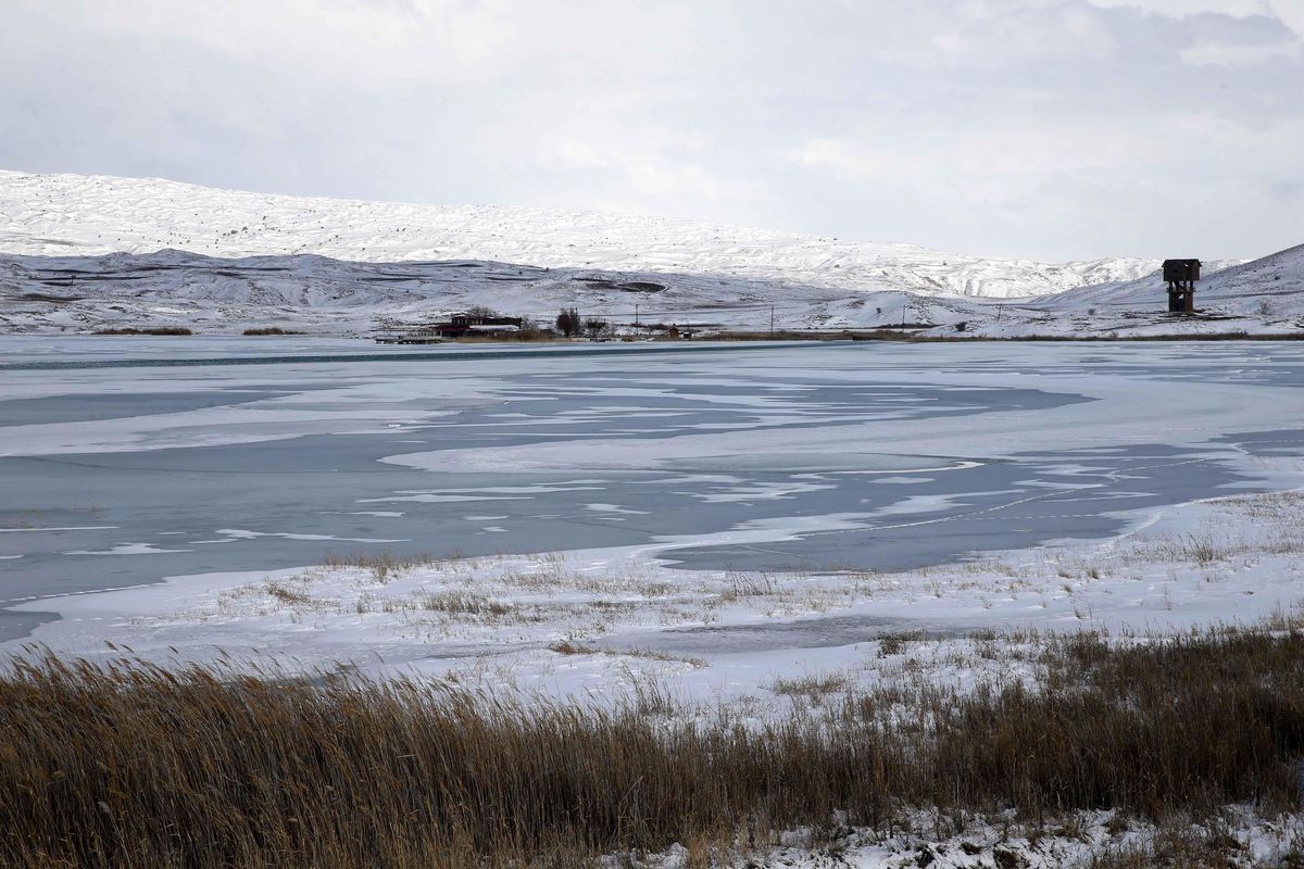 Son dakika haber! Tödürge Gölü'nün yüzeyi buz tuttu