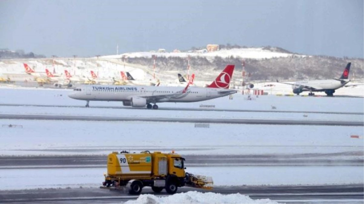 Son Dakika: Yoğunluğunu artıran kar yağışı nedeniyle İstanbul Havalimanı\'ndaki tüm uçuşlar durduruldu