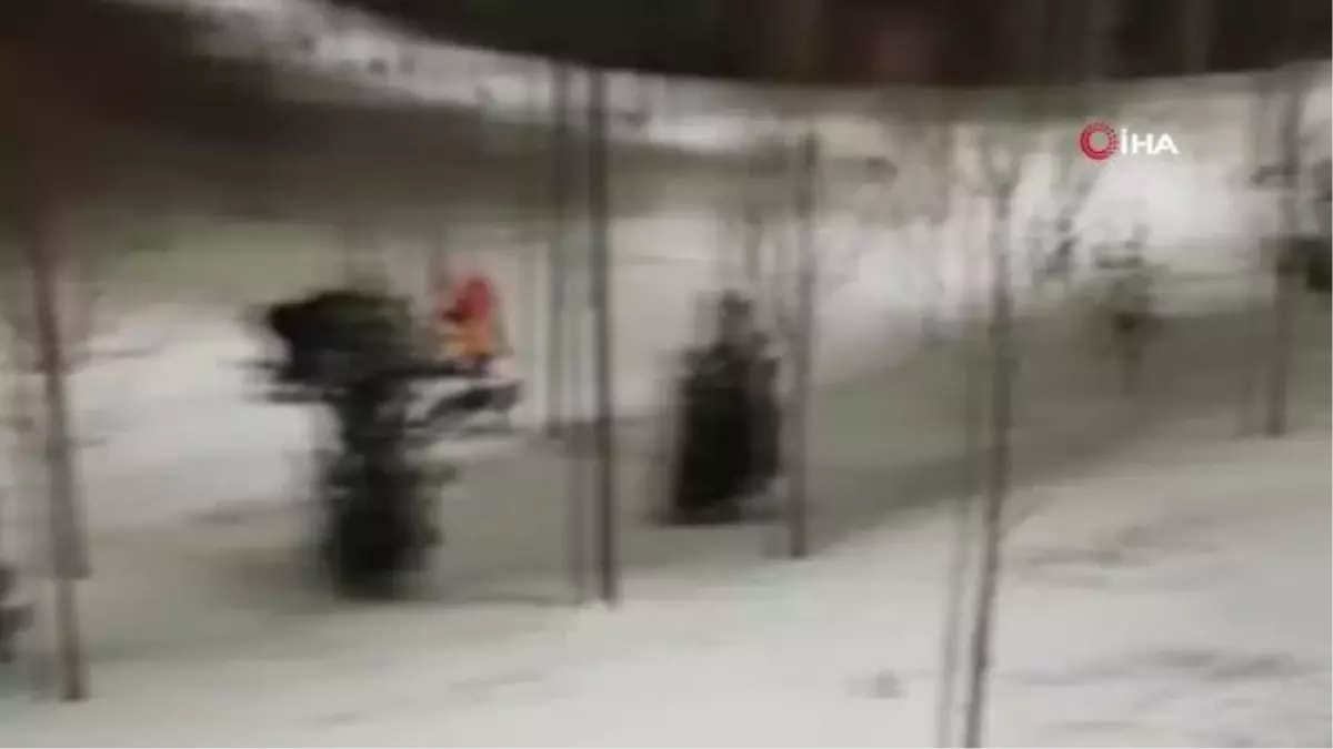 Son dakika haber! Sultangazi'de karda kayarak düşen vatandaşın yardımına polisler koştu