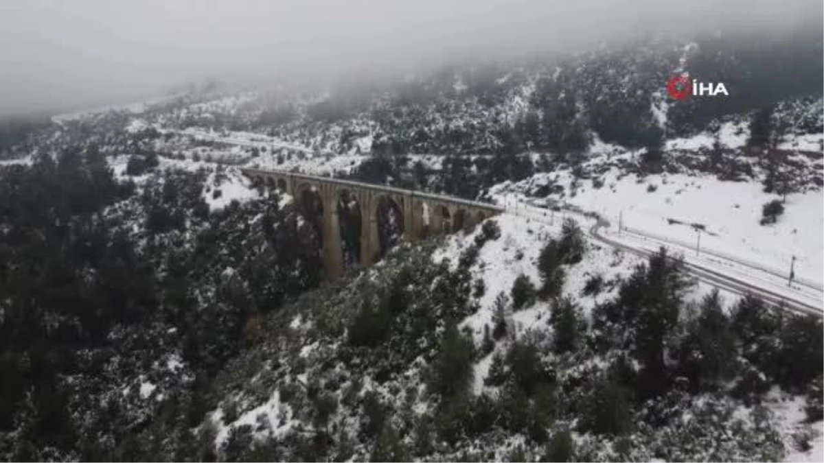 Tarihi Varda Köprüsü kar ve sis manzarası ile göz kamaştırdı