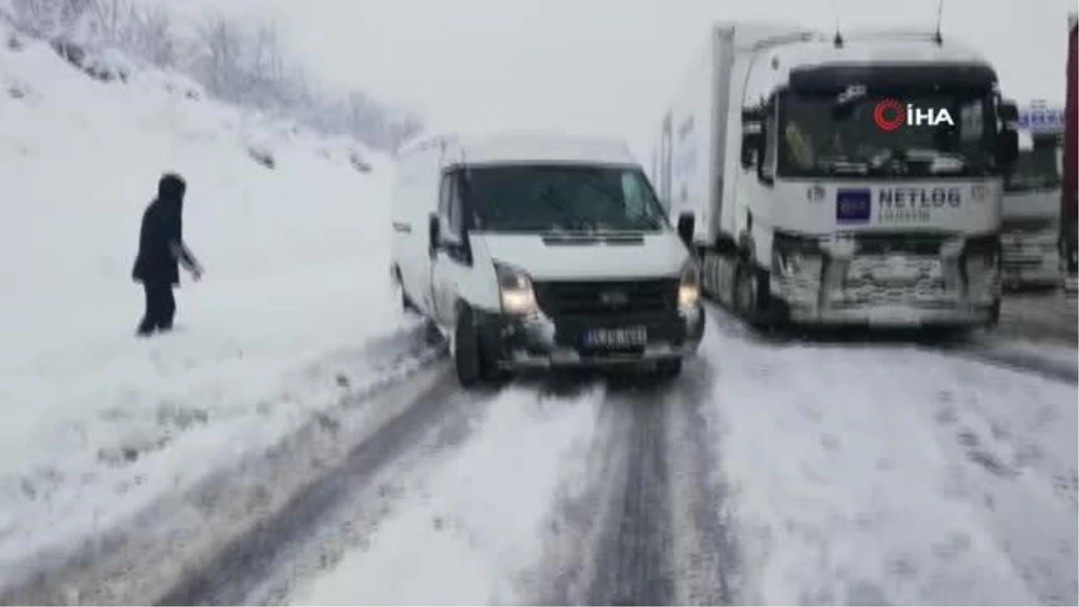 TEM\'de kalan araçları, vatandaşlar kendi çabalarıyla kurtardı