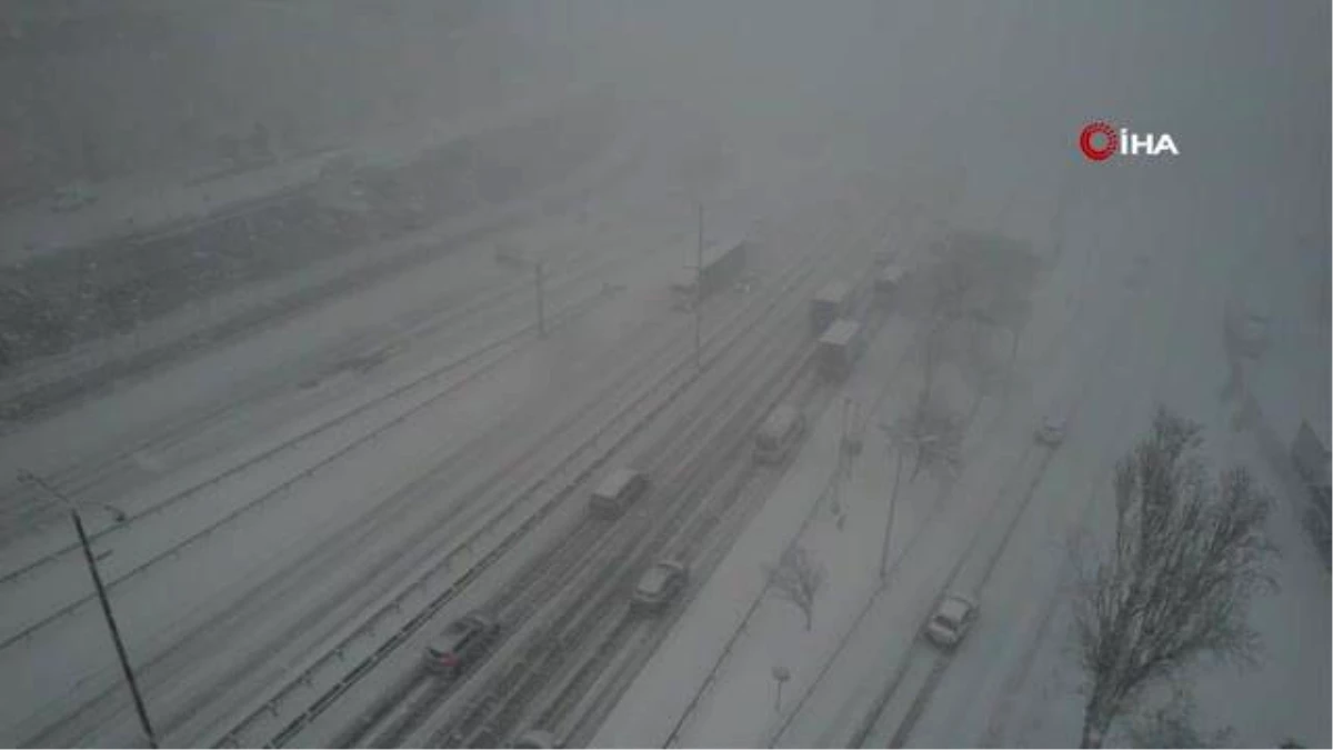 TEM\'de kar yağışı nedeniyle trafik durma noktasına geldi