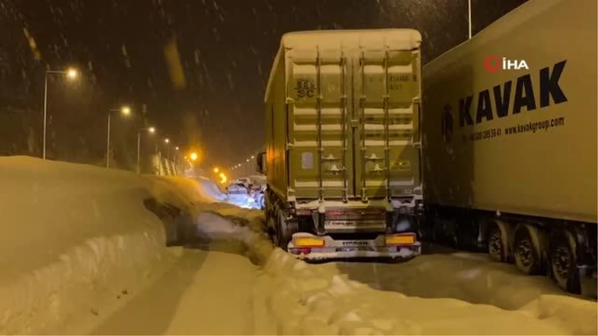 TEM Otoyolu Bolu Dağı geçişinde yol 8 saattir ulaşıma kapalı, kontak kapatan araçlar beyaza büründü