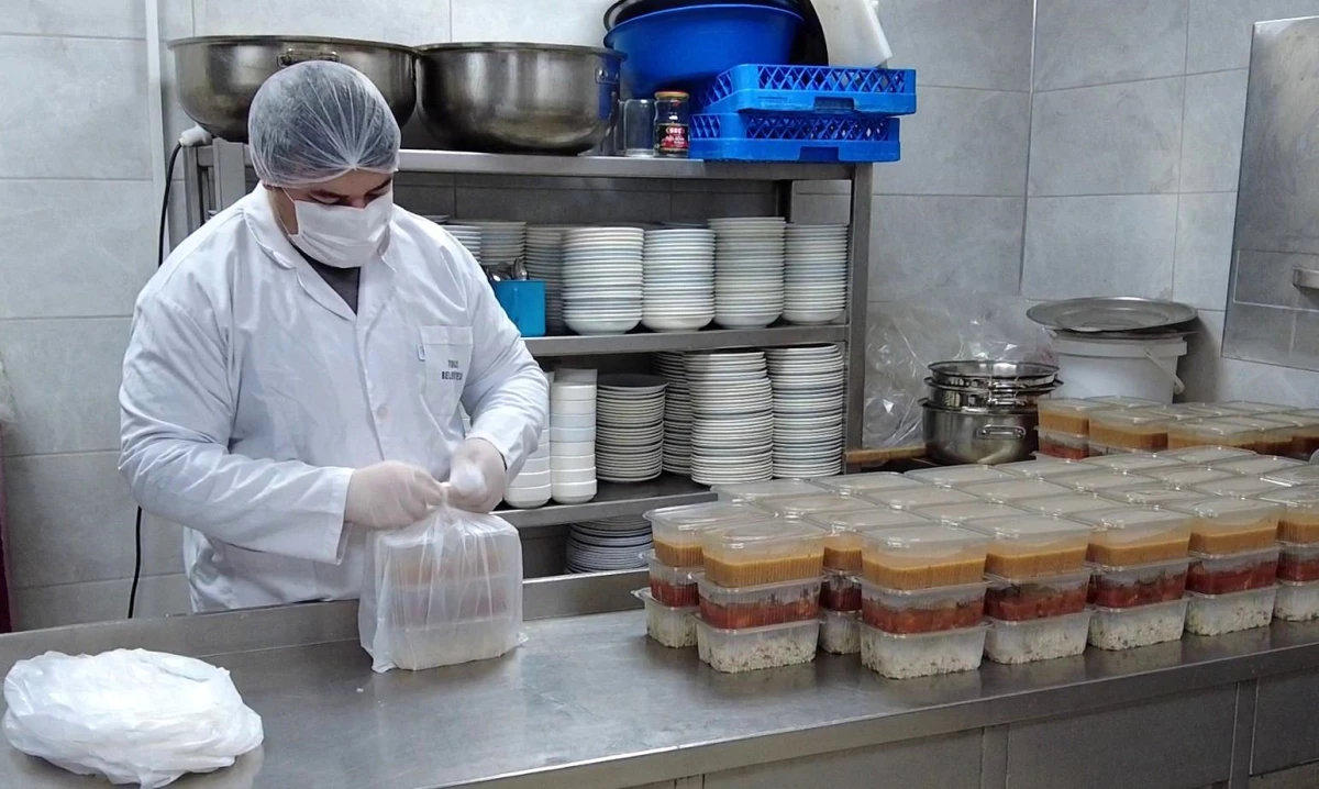 Tokat Belediyesi her gün 347 aileye sıcak yemek dağıtıyor