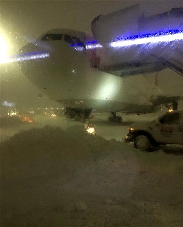 Ünlü oyuncu uçakta 8.5 saat mahsur kaldı